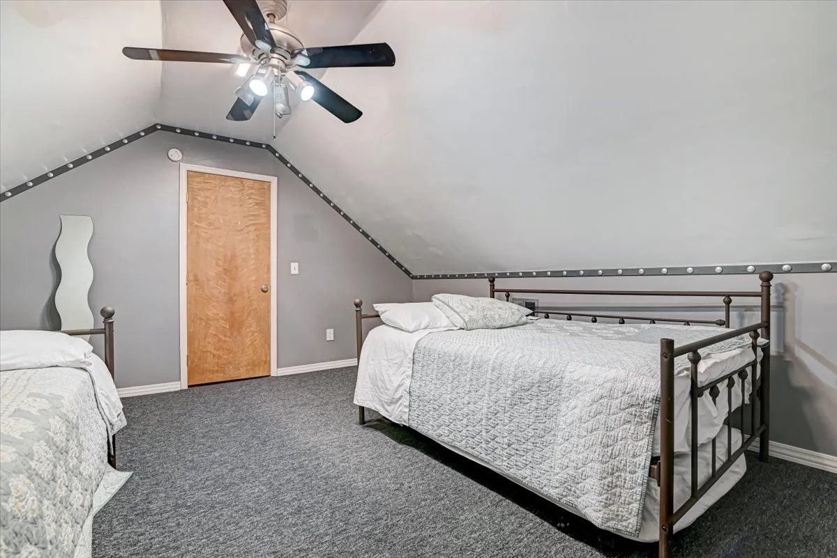 Extra bedroom in grey on 4th floor