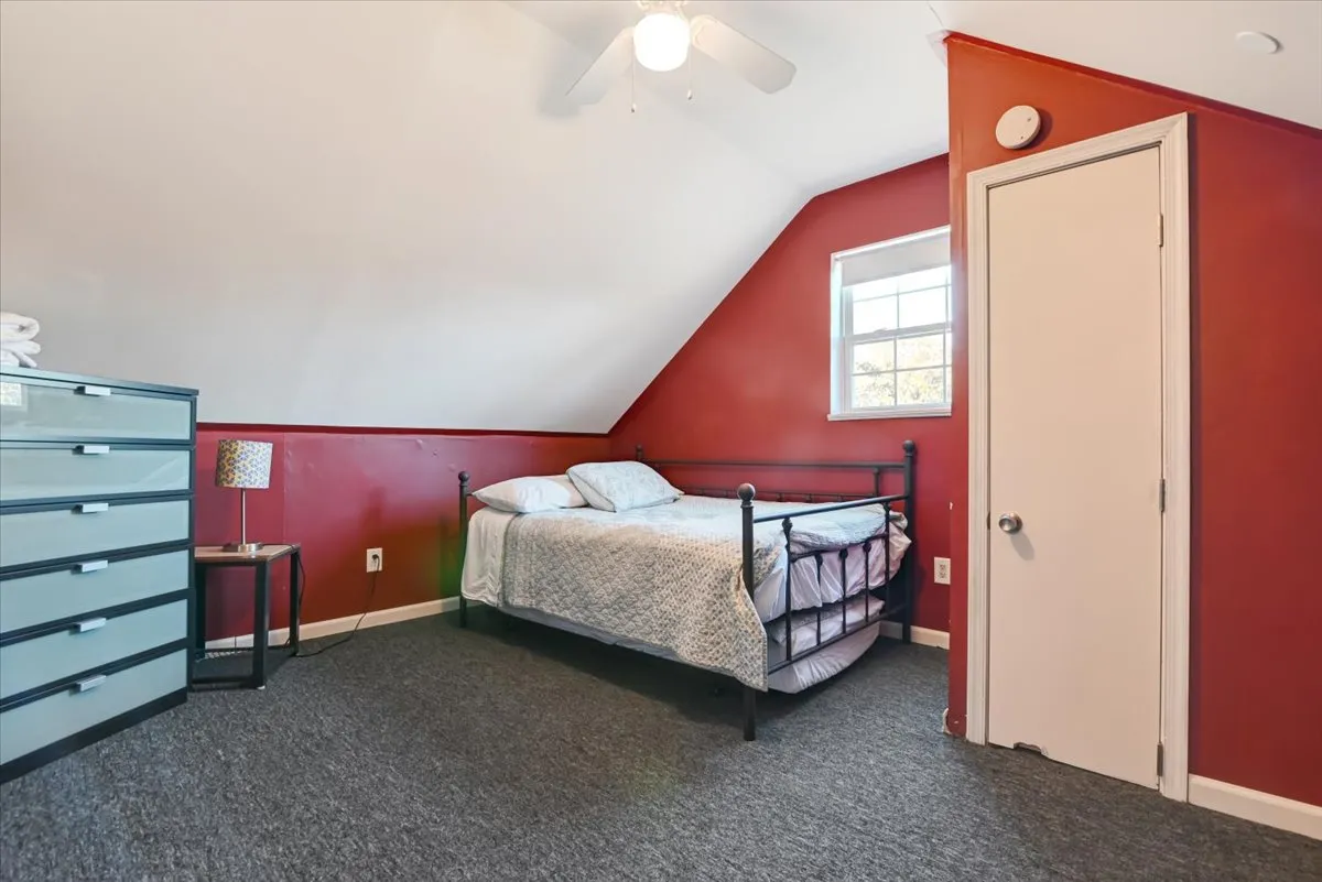 Extra bedroom in red on 4th floor